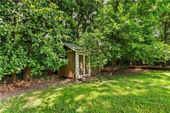 Building Photo - 240 Melrose Ave