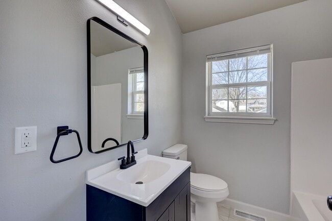 Building Photo - 1003-1005 Orchard St