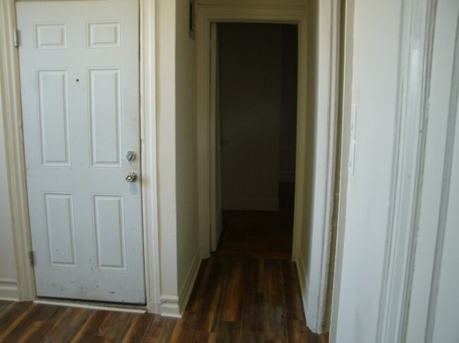 Building Photo - 400 E 45th St