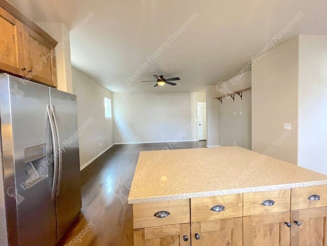 Building Photo - Modern home with fenced private yard in a great neighborhood!