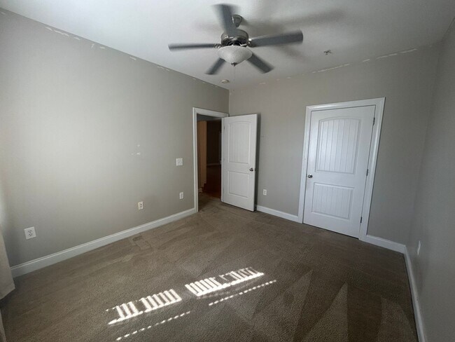 Building Photo - Don't miss this 4-bed, 3-bath condo TWO miles from the ocean!