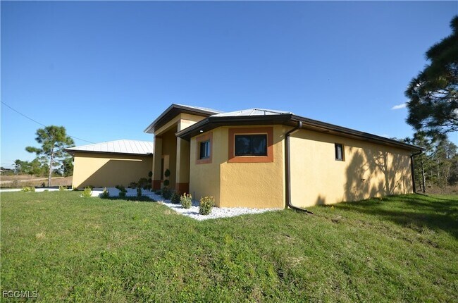 Building Photo - 1242 Hathor St E