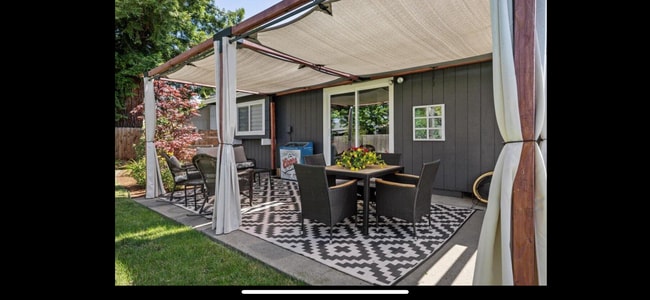 Building Photo - 746 Hemlock Ct