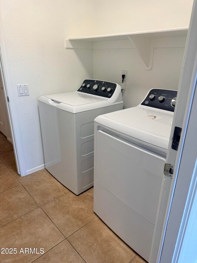 Building Photo - 1313 W Kesler Ln