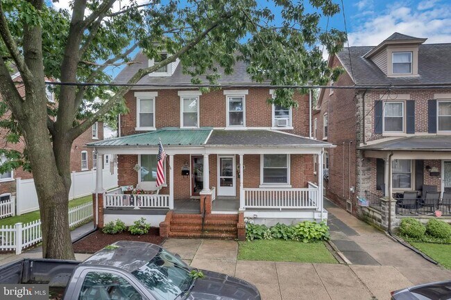 Primary Photo - 1040 Queen St
