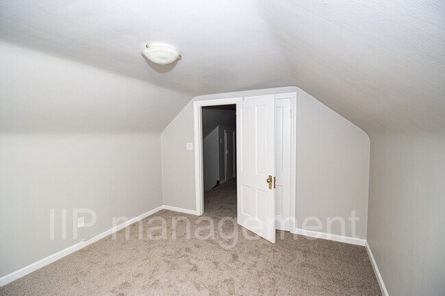 Building Photo - University Heights 4bed gorgeous 2nd Floor...