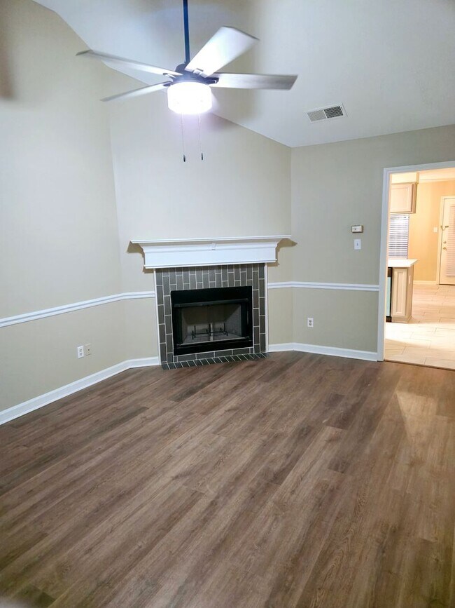 Building Photo - Now Available – Beautifully Renovated 2 Bed, 2 Bath Townhome!