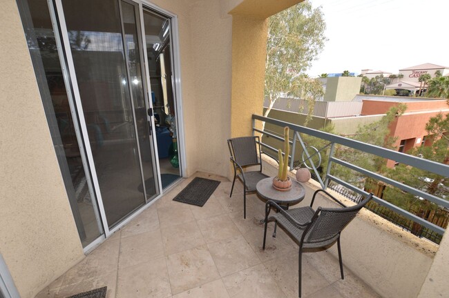 Building Photo - Beautiful 2 Bedroom | 2 Bathroom Furnished...