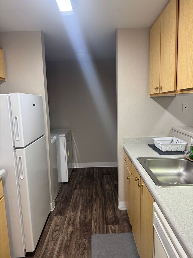 Building Photo - Life Just Got Better Come See For Yourself At Powell Court Apartments!!