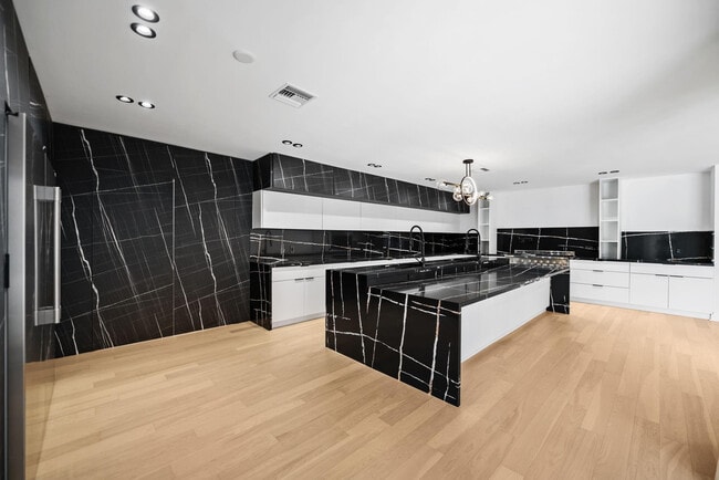 Building Photo - 5220 N 31st Pl