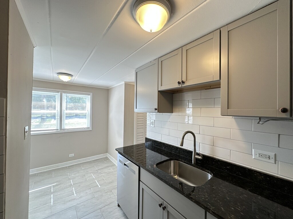 Building Photo - 9630 Ivanhoe Ave