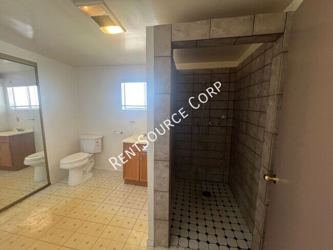Building Photo - 1379 Riverside Dr