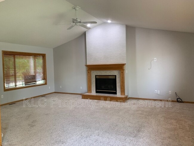 Building Photo - 402 SE Orchid St