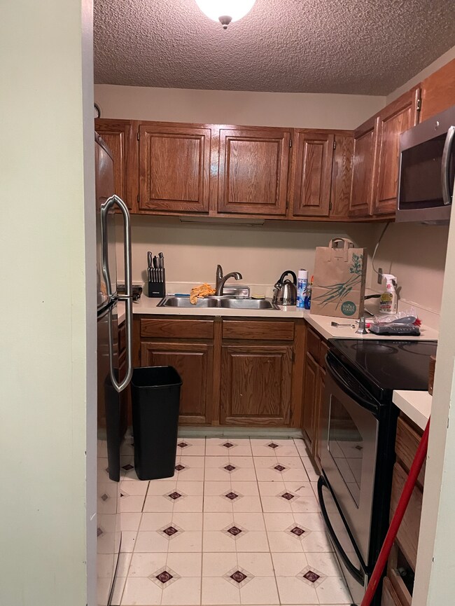 kitchen - 801 S Plymouth Ct