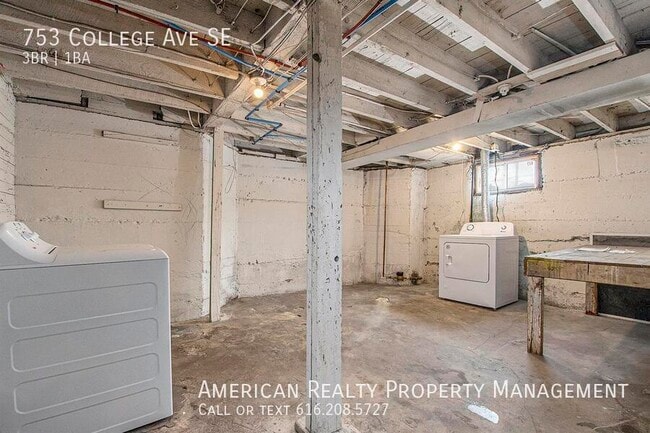 Building Photo - 753 College Ave SE