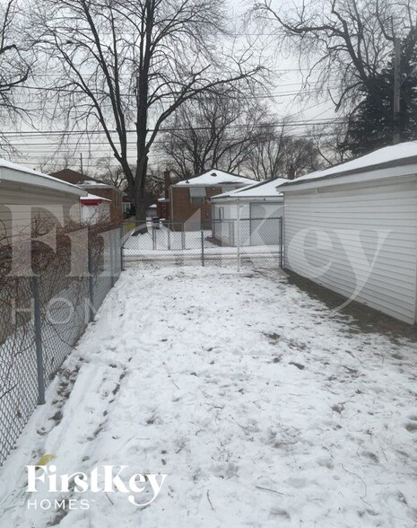 Building Photo - 14340 Kenwood Ave