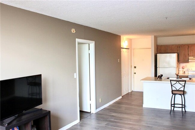 Building Photo - 2501 Riverside Dr