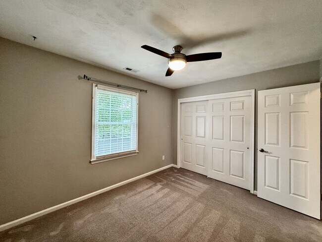 Building Photo - 4-Bedroom Home In Great Neck Meadows! Ready NOW!!! Fenced Backyard! HUGE Corner Lot! Dog Friendly!