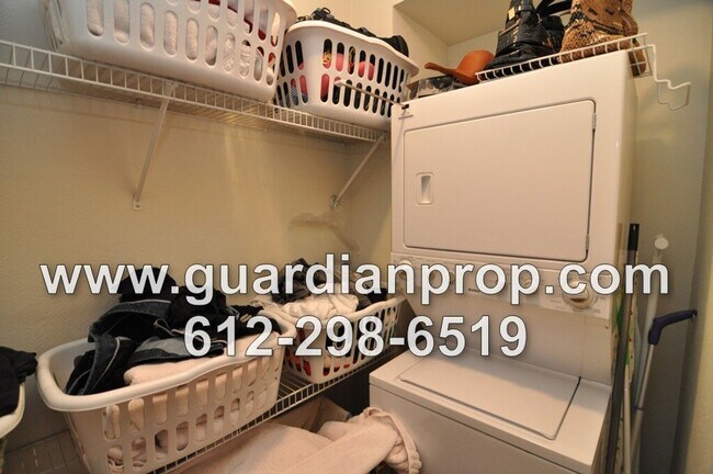 Building Photo - Main Floor Condo Available June 1st in Merriam Park, Original Woodwork & Built-ins, Sunroom, In U...