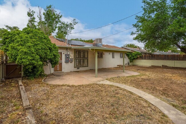 Building Photo - Centrally Located 3 Bedroom 1 Bathroom In ...