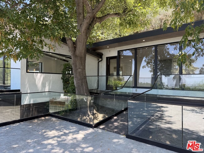 Building Photo - 3565 Multiview Dr