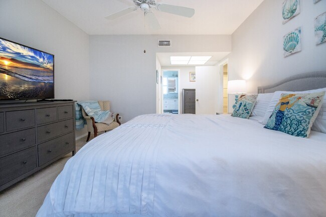 Building Photo - Fully Furnished - 2 bed 2 Bath villa - South Sarasota