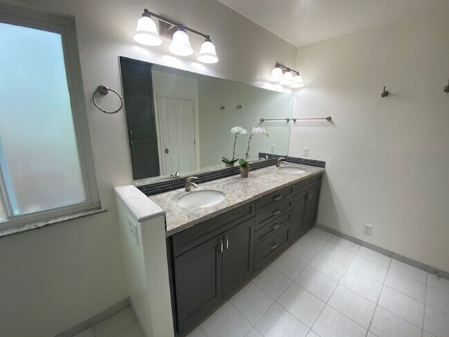 Building Photo - 340 Bishop Ave