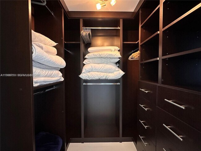 Building Photo - 1300 Brickell Bay Dr