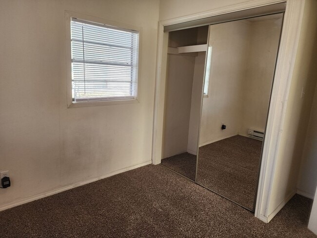 Building Photo - 2 bedroom / 1 bath, W/D connections