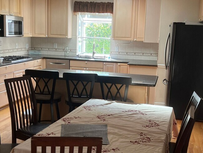 Building Photo - FURNISHED SHORT TERM 6 MONTH MINIMUM STAY