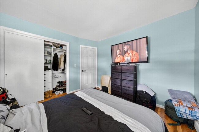 Building Photo - Spacious 4 BR/2BA home corner-lot in Warwi...