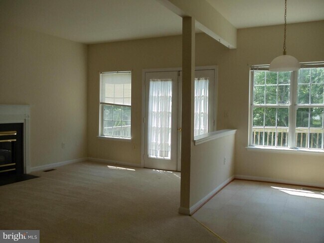 Building Photo - Welcome home!  Sought after Park Ridge in ...