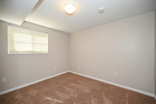 Building Photo - Duplex in Sandy - Available NOW!