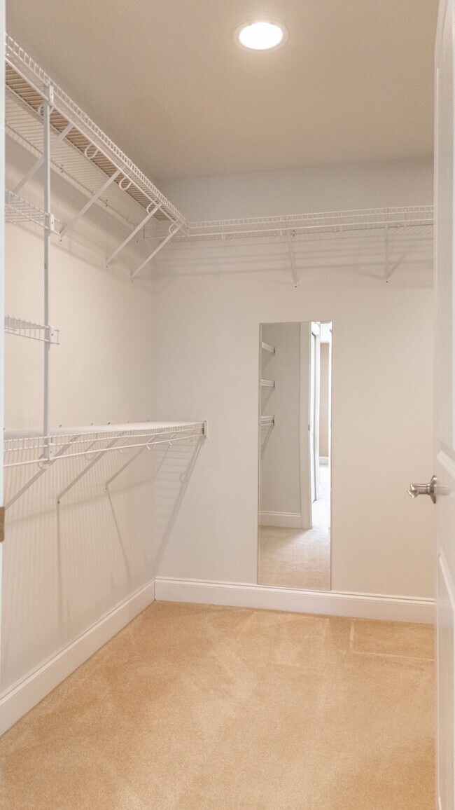 Building Photo - 401 Longwood Place