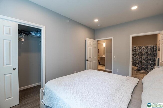 Building Photo - 948 N Front St