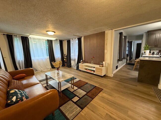 Building Photo - Beautiful 4 bed 2.5 Bath Bloomington SF Ho...