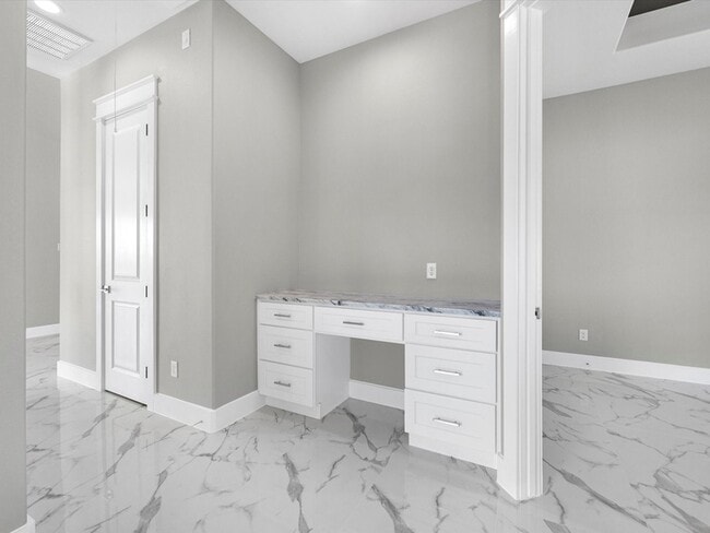 Building Photo - 3135 Kermes Dr