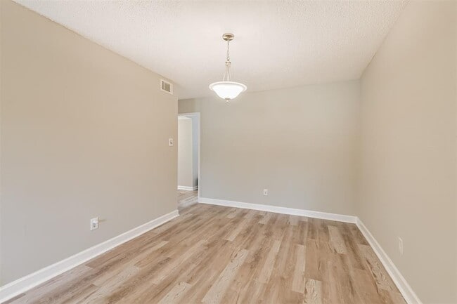 Building Photo - 1352 Country Pl Dr