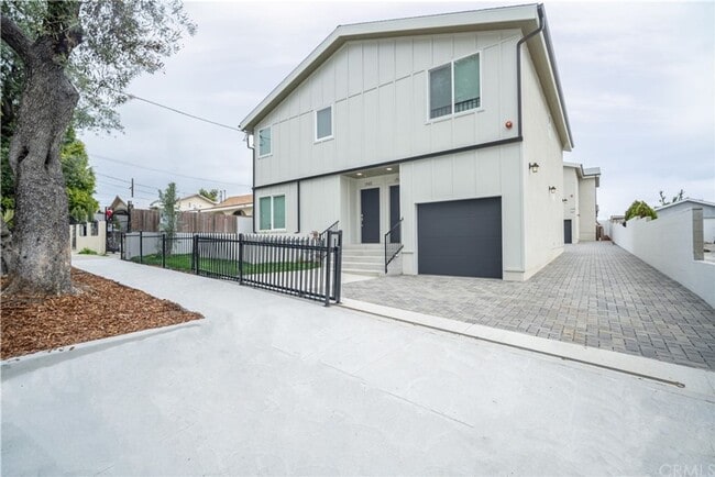 Building Photo - LARGE Apartment Home. 3bd/2ba, walk in closet, car garage, 2 parking spaces, all appliances included