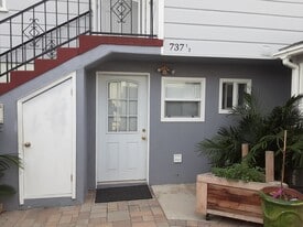 Building Photo - 735 W 19th St