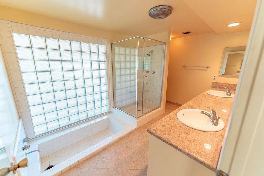 Master Bath - 11318 Dona Lisa Dr