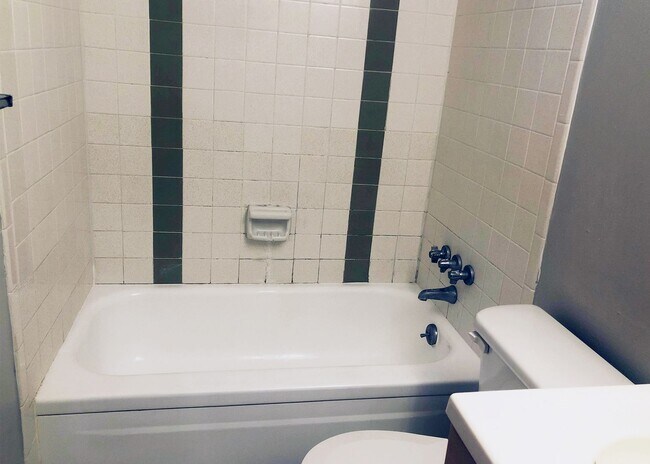 Building Photo - 440 Ludlow Ave