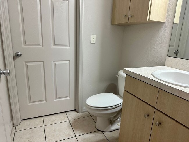 Building Photo - Spacious End-Unit Townhome Under Market Value – Freshly Updated & Prime Plant City Location