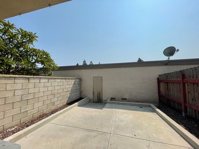 Building Photo - 3 Bed + 1.5 Bath + 2 Car Garage