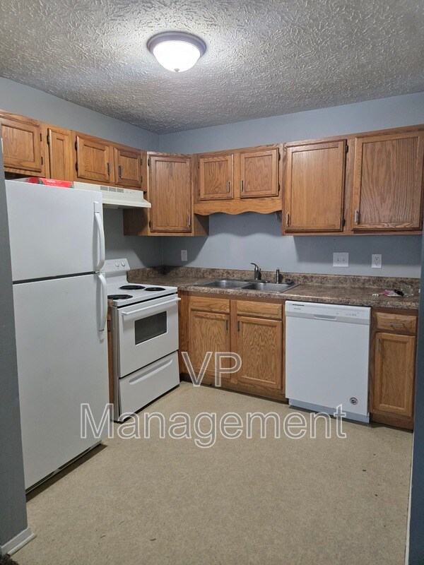 Building Photo - 2218 Emerald Dr