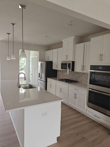 Building Photo - 109 S Durham Dr