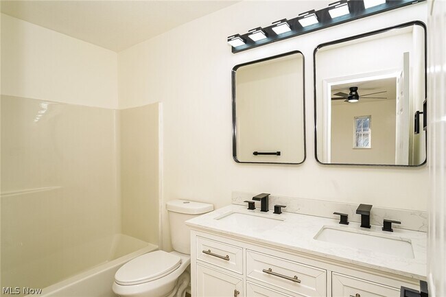 Building Photo - 821 Nela View Rd