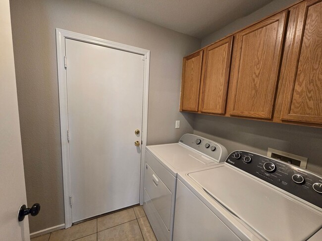 Building Photo - 3 Bedroom Home in Summerlin North Close to...