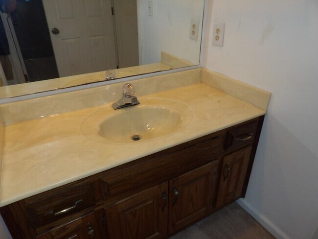 Building Photo - 4230 Pinehurst Cir