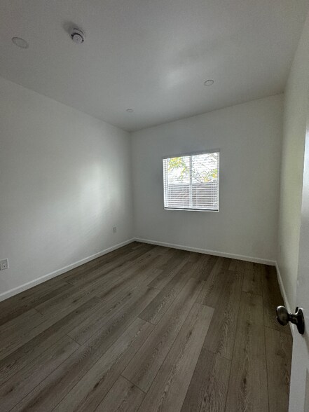 Building Photo - 987 Tepee Ln